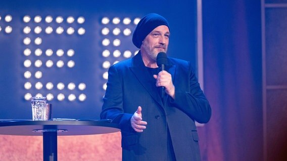 Torsten Sträter mit seinem Soloprogramm: Schnee, der auf Ceran fällt. © SWR/WDR/Melanie Grande 