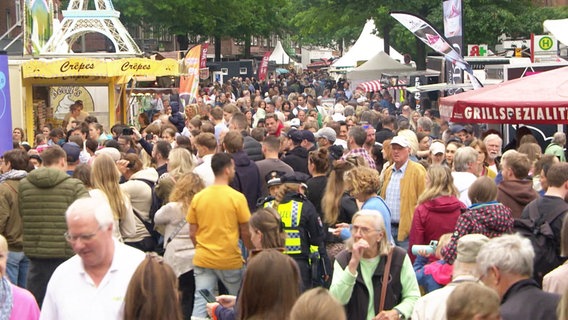 Viele Menschen drängeln sich auf einem Straßenfest. © Screenshot 