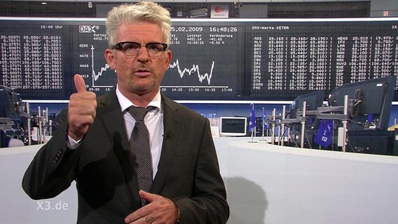 Heinz Strunk vor den Börsenkursen.  