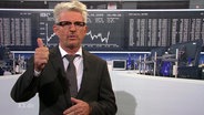 Heinz Strunk vor den Börsenkursen.  