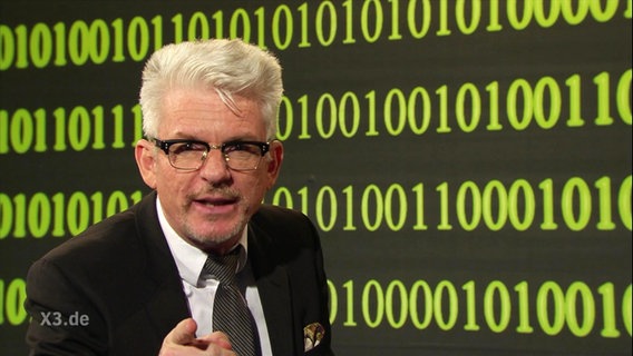 Heinz Strunk als Cyberabwehr-Experte.  
