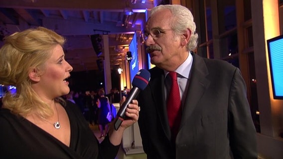 NDR-Reporterin Anke Harnack interviewt Ulrich Deppendorf, den Leiter des ARD-Hauptsadtstudios  