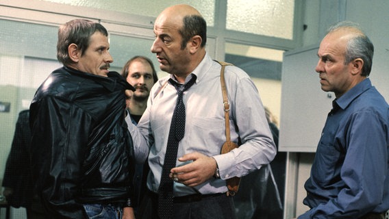 Als die Kommissare Stoever (Manfred Krug, Mitte) und Brockmöller (Charles Brauer, rechts) Horst Simmath (Wolf-Dietrich Sprenger) verhören, stoßen sie auf undurchsichtige Verhältnisse. © NDR 