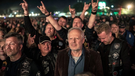 Axel Milberg und Almila Bagriacik im "Tatort: Borowski und das unschuldige Kind von Wacken". © NDR Foto: Thorsten Jander