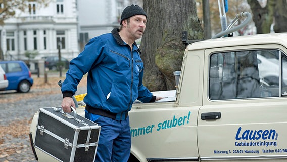 Bjarne Mädel und sein Auto in "Der Tatortreiniger" © NDR 