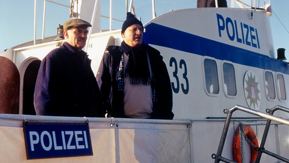 Stoever  und Brockmöller auf dem Polizeiboot. © NDR/M. Sawhney 