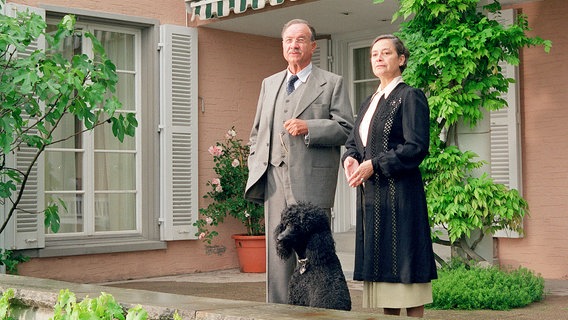 Katia (Monica Bleibtreu) und Thomas Mann (Armin Mueller-Stahl) haben nach der Machtergreifung der Nazis vorübergehend eine neue Heimat gefunden. In der Schweiz, am Zürichsee, lassen sie sich für einige Jahre nieder. Katia (Monica Bleibtreu) und Thomas Mann (Armin Mueller-Stahl) haben nach der Machtergreifung der Nazis vorübergehend eine neue Heimat gefunden. In der Schweiz, am Zürichsee, lassen sie sich für einige Jahre nieder. © WDR/Bavaria/Sibylle Anneck