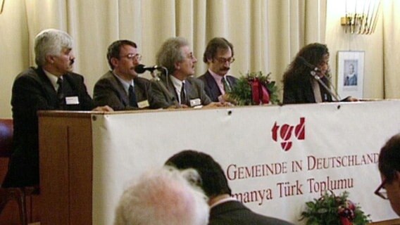 Das Podium beim Gründungstreffen der Türkischen Gemeinde in Deutschland 1995  