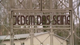 Ein Tor mit dem Spruch: "Jedem das Seine" über dem Eingang zum Konzentrationslager Buchenwald.  