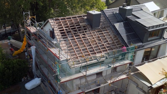 Ein Haus bekommt ein neues Dach. © NDR/Populärfilm/Roland Possehl 