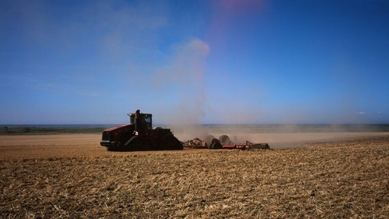 Ein CaseIH Quadtrack auf einem Stoppelfeld in MV  