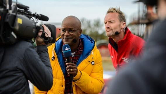 Moderator Yared Dibaba verkündet den Zwischenstand.  