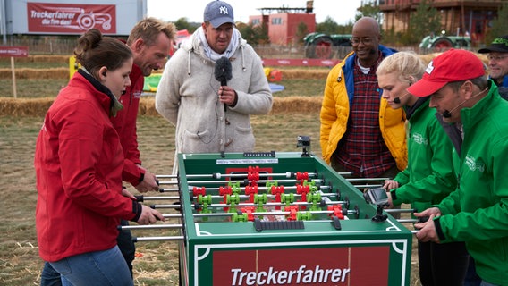 König Fußball regiert die Welt - hier am Tischkicker mit Treckerfiguren.  