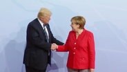 US-Präsident Donald Trump und Kanzlerin Angela Merkel beim Händedruck  