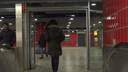 Eine Frau sitzt in einer Hamburger U-Bahn.  