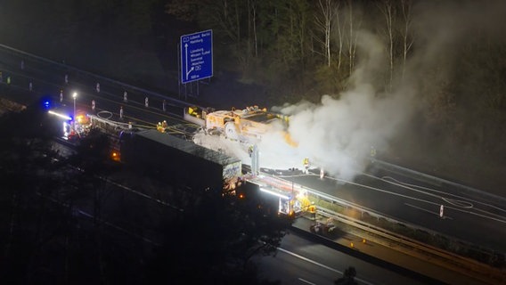 Nach einem Unfall auf der A7 am Horster Dreieck muss die Feuerwehr einen Schwerlasttransporter mit Löschschaum löschen. © NEWS5 