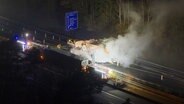 Nach einem Unfall auf der A7 am Horster Dreieck muss die Feuerwehr einen Schwerlasttransporter mit Löschschaum löschen. © NEWS5 