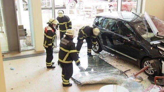 Feuerwehrmänner sichern die Unfallstelle.  