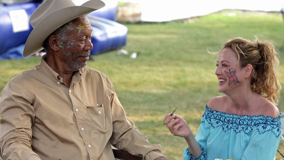 Monte (Morgan Freeman) lernt die allein erziehende Charlotte (Virginia Madsen) kennen. © rbb/Degeto 