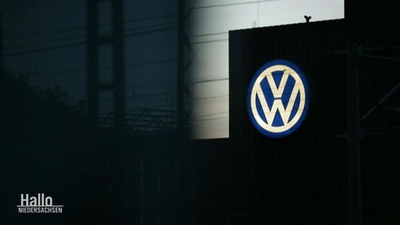 Ein Gebäude mit VW-Logo.  