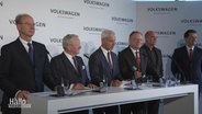 Die Herren des VW-Vorstands bei einer Pressekonferenz.  
