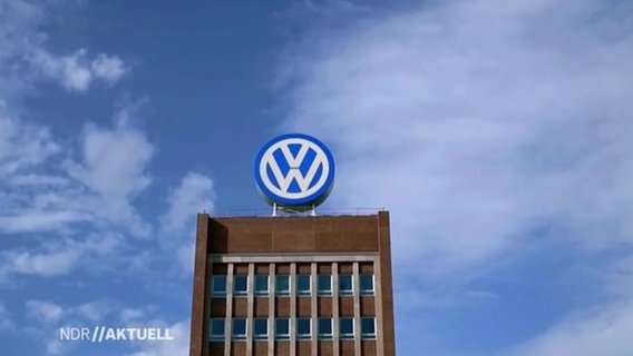 Volkswagen-Logo auf einem Firmengebäude  