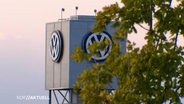 VW Wappen an einer Säule.  