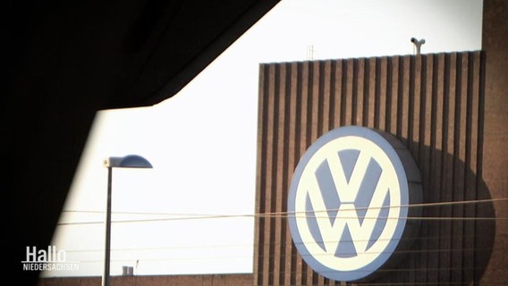Das VW-Logo an einem Gebäude.  