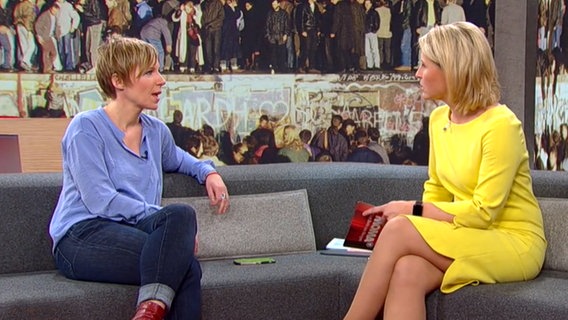 Autorin Birgit Wärnke auf dem Sofa des ARD Morgenmagazins.  