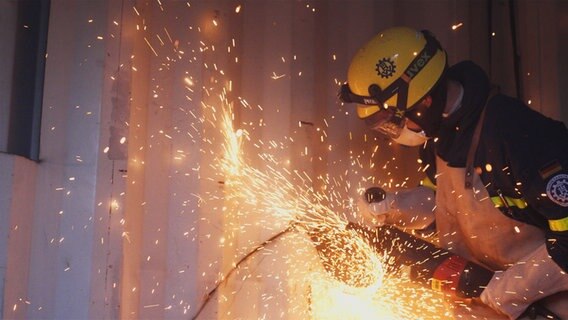 Bei der Suche nach Verschütteten fliegen die Funken. Das THW hat zur Rettung und Bergung von Verletzten 50 Tonnen Equipment mit im Auslandseinsatz. © NDR/Kinescope Film 