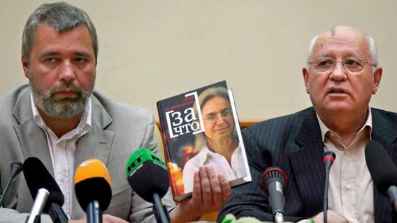 Dmitri Muratow (li.) mit Ex-Präsident Gorbatschow bei einer Pressekonferenz nach der Ermordung der kremlkritischen Journalistin Anna Politkowskaja im Oktober 2006. Politkowskaja war vor ihrer Haustür erschossen worden. © SWR/Nowaja Gaseta 