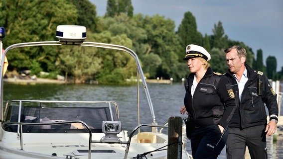 Nele Fehrenbach (Floriane Daniel, l.) und ihr Kollege Andreas Rambach (Ole Puppe, r.) im Einsatz. © ARD/SWR/Patrick Pfeiffer 