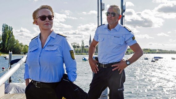 Nele Fehrenbach (Floriane Daniel, l.) und Paul Schott (Tim Wilde, r.) bei Ermittlungen. © ARD/Laurent Trümper 