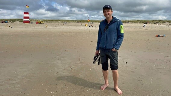 Johannes Zenglein am Strand © SWR/Bavaria Entertainment GmbH 