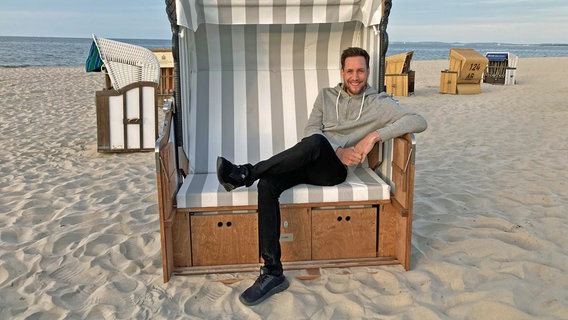 Sven Kroll im Strandkorb auf Usedom © SWR/Bavaria Entertainment GmbH 