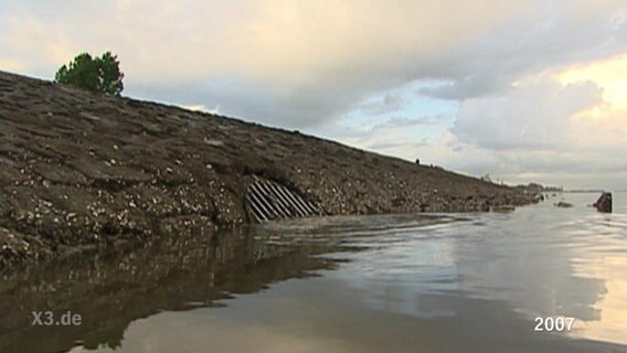 Durch ein Abflussrohr gelangen Fäkalien ins Wasser.  