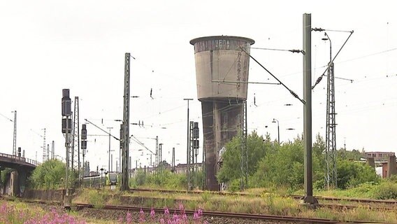 Der Wasserturm auf dem Bahngelände in Altona.  
