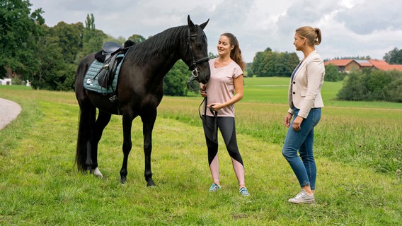 Johanna Beissl (Ines Lutz, r. mit Komparsin) ist live dabei als ein schweres Reitunglück geschieht. Doch ist es überhaupt ein Unglück, oder ist es vielmehr ein Anschlag? Johanna Beissl (Ines Lutz, r. mit Komparsin) ist live dabei als ein schweres Reitunglück geschieht. Doch ist es überhaupt ein Unglück, oder ist es vielmehr ein Anschlag? © ARD/Lucky Bird Pictures/Angela M. Schlabitz