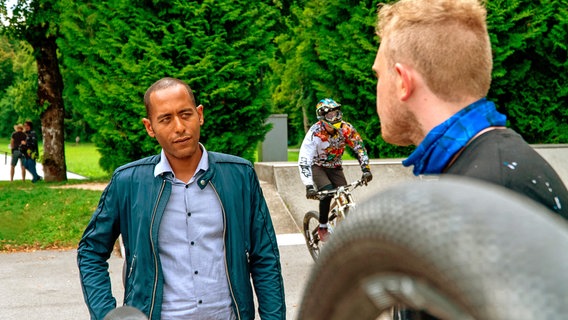 Jerry Paulsen (Peter Marton, l.) stellt Franz Grünberger (Johannes Berzel, r.) im Bikepark zur Rede. Franz streitet die Vorwürfe ab. © ARD/Lucky Bird Pictures/Savoy Film Productions 