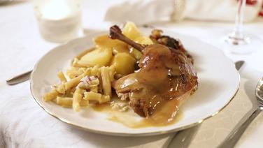 Auf einem Teller ist gebratene Ente mit Bohnensalat und Kartoffeln serviert. © NDR 