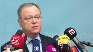 Der Niedersächsische Ministerpräsident Stephan Weil (SPD) bei einer Pressekonferenz.  