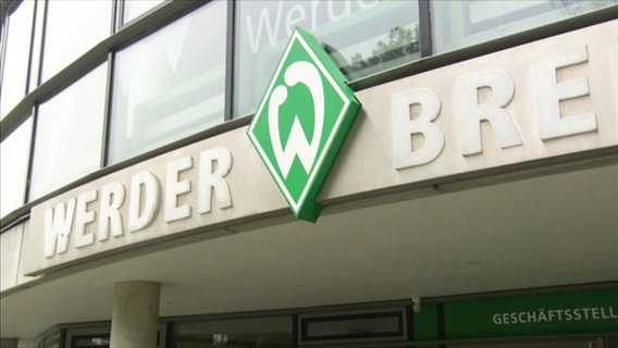 Grünes Werder-Logo am Stadion.  