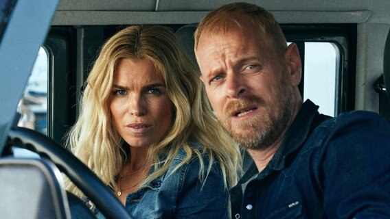 Szenenbild aus der dänischen Serie "White Sands": Eine Frau und ein Mann sitzen im Auto. © Per Arnesen 