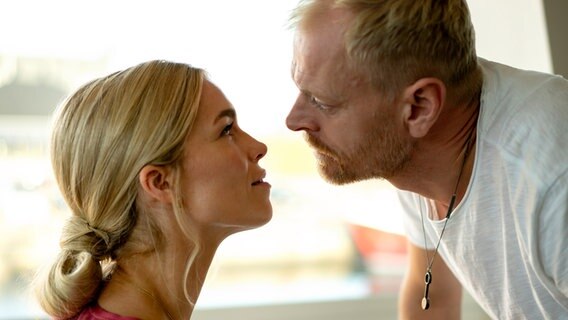 Szenenbild aus der dänischen Serie "Whits Sands": Ein Paar sieht sich tief in die Augen. © NDR/TV2. Deluca Films Foto: Martin Dam Kristensen