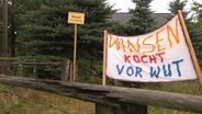 Ein gemaltes Schild "Winsen kocht vor Wut".  