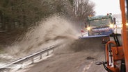 Ein Räumfahrzeug der Autobahnmeisterei räumt den Schnee von der Autobahn.  