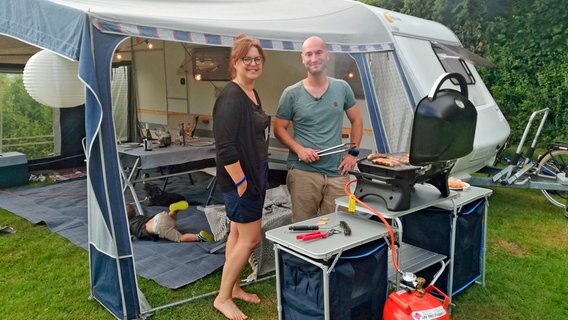 Julia und Stefan mit Sohn Klaas beim Abendessen auf dem Campingplatz. © WDR/sagamedia 