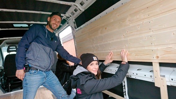 Smiljka Fan und Dario Marcello wollen aus einem gebrauchten Transporter einen ganz individuellen Camper Van bauen. © WDR/sagamedia 