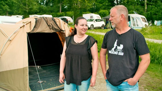 Jan und Sarah Melssen auf dem Campingplatz Osebos in den Dutch Mountains. © WDR/sagamedia 