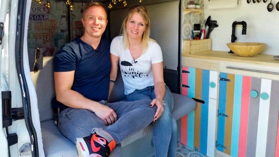 Daniel und Nina aus Marl in ihrem Camper-Van. © WDR/sagamedia 